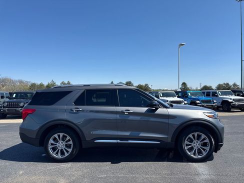 Used 2023 Ford Explorer Limited image 2