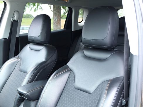 Used 2019 Jeep Compass Latitude FWD image 11