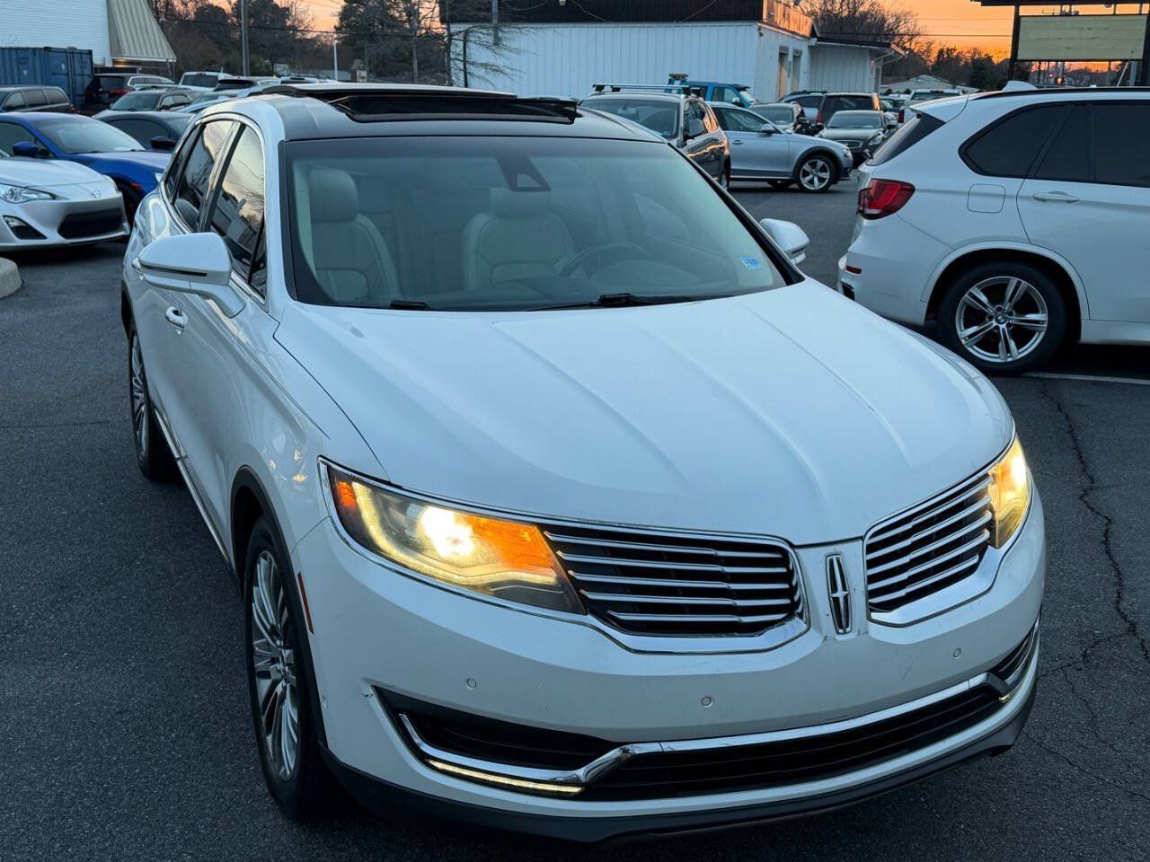 Used 2016 Lincoln MKX Reserve w/ Technology Package FWD image 3