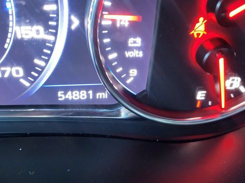 Used 2023 Chevrolet Traverse Premier FWD image 34