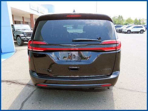Used 2025 Chrysler Pacifica Limited FWD image 6