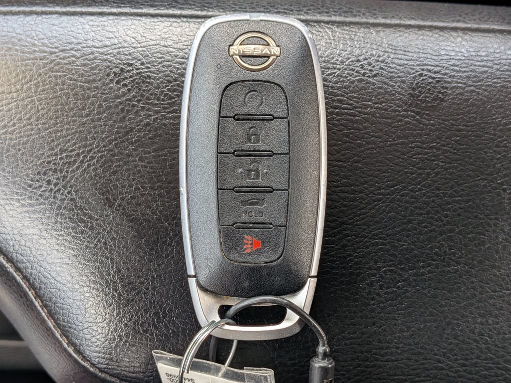 Used 2025 Nissan Versa SR FWD image 29
