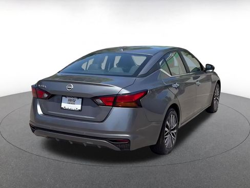 Used 2025 Nissan Altima 2.5 SV FWD image 14