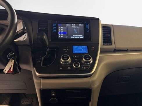 Used 2015 Toyota Sienna LE AWD/4WD image 22