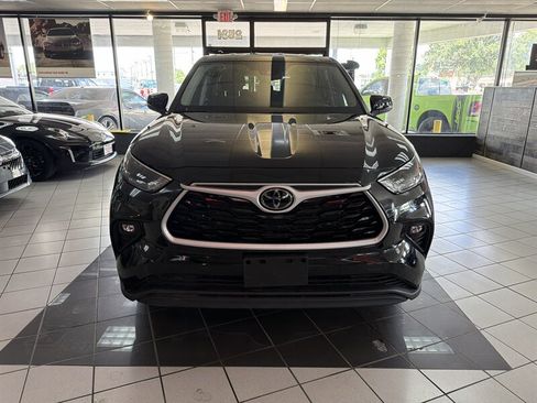Used 2025 Toyota Highlander LE FWD image 3