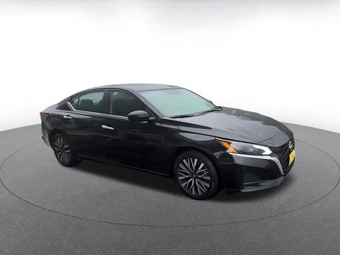 Used 2025 Nissan Altima 2.5 SV FWD image 2