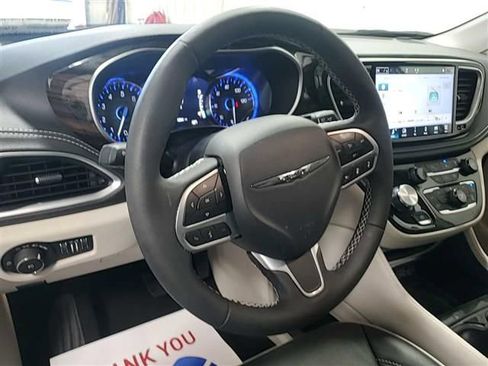Used 2024 Chrysler Pacifica Limited FWD image 10