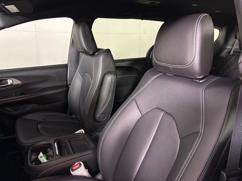 New 2027 Chrysler Pacifica Select FWD image 18