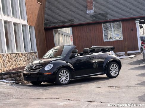 Used 2010 Volkswagen Beetle Convertible image 2