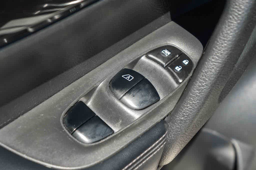 Used 2018 Nissan Rogue S AWD/4WD image 22