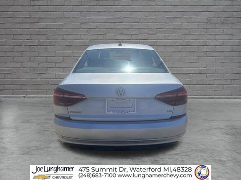 Used 2017 Volkswagen Passat 1.8T R-Line w/ R-Line Lighting Package FWD image 4