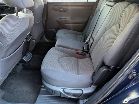 Used 2025 Toyota Highlander LE image 17