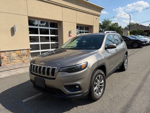 Used 2019 Jeep Cherokee Latitude Plus w/ Cold Weather Group AWD/4WD image 3