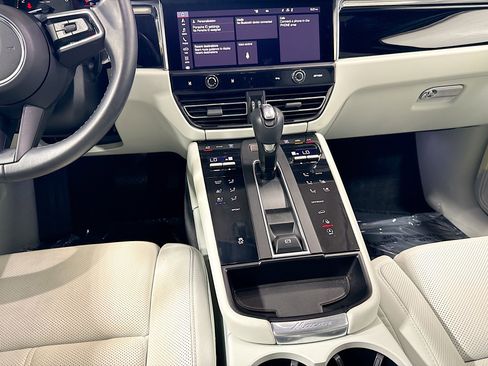 Certified 2023 Porsche Macan AWD/4WD image 19