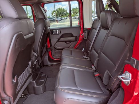 Used 2025 Jeep Wrangler Unlimited Sahara AWD/4WD image 11