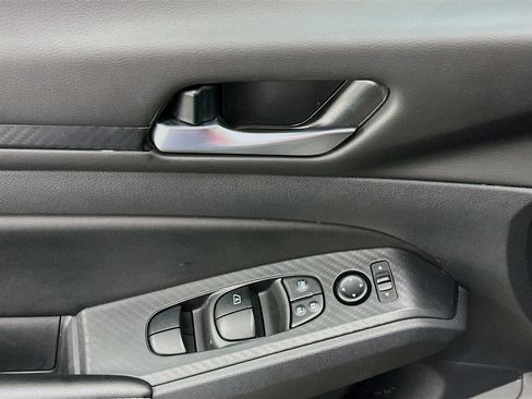 Used 2025 Nissan Altima 2.5 SV image 15