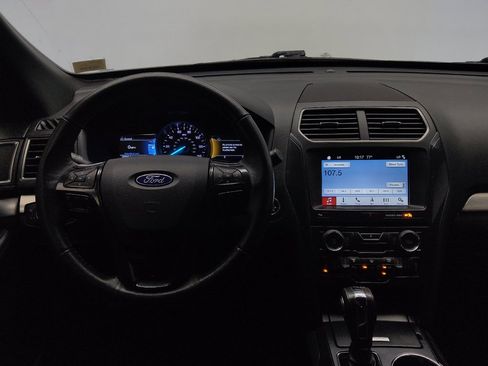 Used 2018 Ford Explorer XLT w/ Equipment Group 202A AWD/4WD image 22
