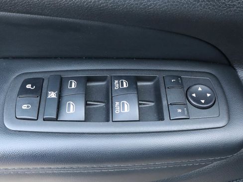 Used 2022 Jeep Grand Cherokee Laredo X image 15