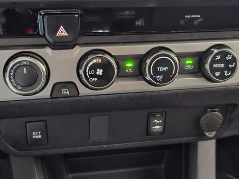 Used 2018 Toyota Tacoma SR5 AWD/4WD image 16