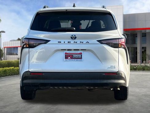 Used 2023 Toyota Sienna XLE image 6