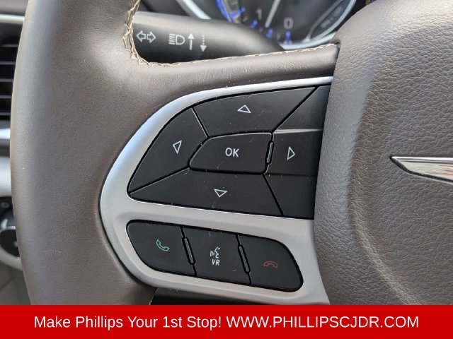 Used 2017 Chrysler Pacifica Touring-L FWD image 24