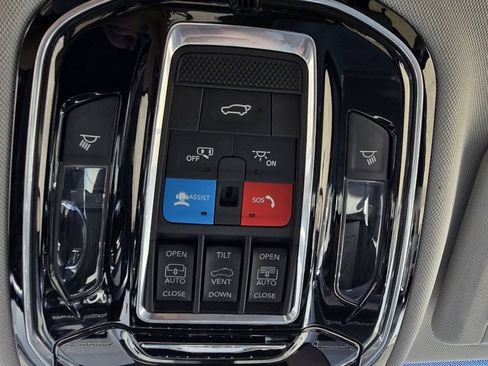 Used 2022 Jeep Grand Cherokee Overland w/ Luxury Tech Group IV image 34