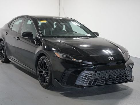 Used 2025 Toyota Camry SE FWD image 3
