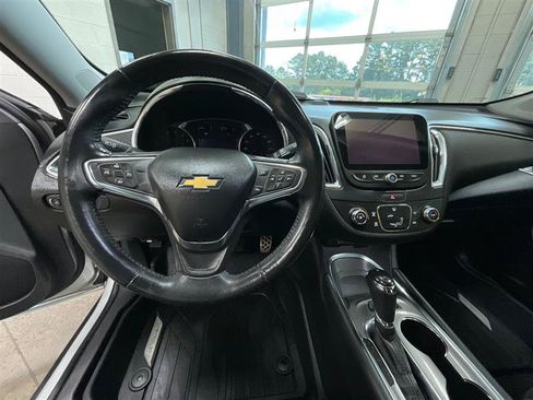 Used 2017 Chevrolet Malibu LT FWD image 14