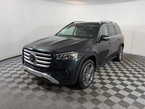 Used 2024 Mercedes-Benz GLS 450 4MATIC image 2