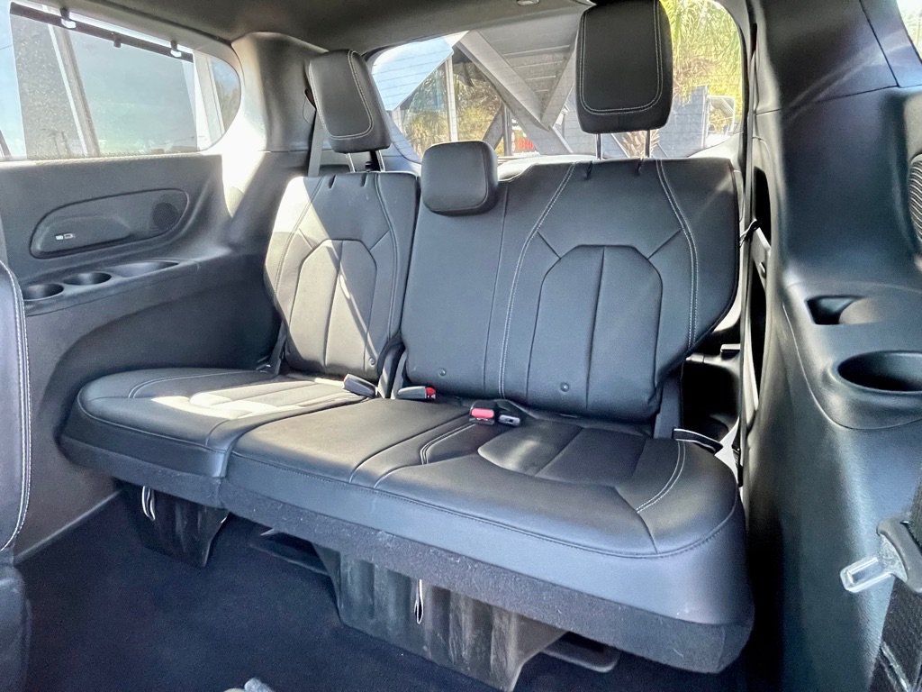 Used 2018 Chrysler Pacifica Touring-L w/ Premium Audio Group FWD image 18