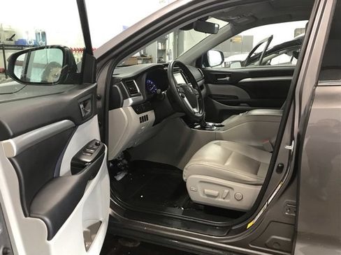 Used 2019 Toyota Highlander XLE image 12