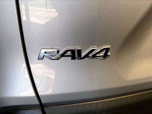 Used 2022 Toyota RAV4 XLE w/ Convenience Package AWD/4WD image 10
