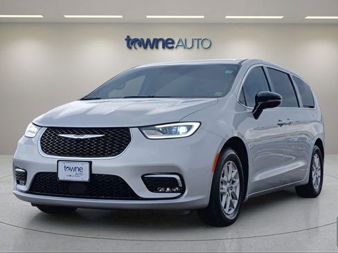 Used 2024 Chrysler Pacifica Touring-L FWD image 1