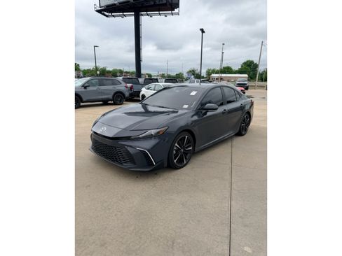 Used 2025 Toyota Camry SE FWD image 1