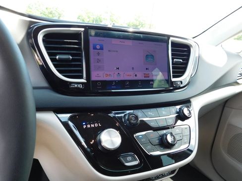 Used 2024 Chrysler Pacifica Touring-L FWD image 18