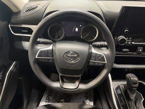 Used 2024 Toyota Highlander LE AWD/4WD image 25