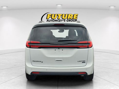 New 2026 Chrysler Pacifica Limited w/ Uconnect Theater Family Group image 4
