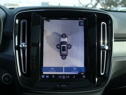 Used 2025 Volvo XC40 B5 Plus image 23