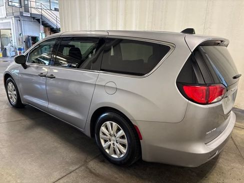 Used 2018 Chrysler Pacifica L FWD image 6
