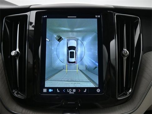 Used 2023 Volvo XC60 B5 Plus image 21