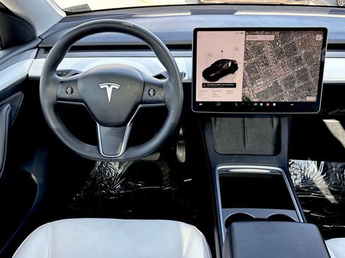 Used 2022 Tesla Model Y Long Range image 26