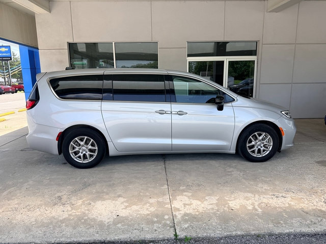 Used 2024 Chrysler Pacifica Touring-L FWD image 6