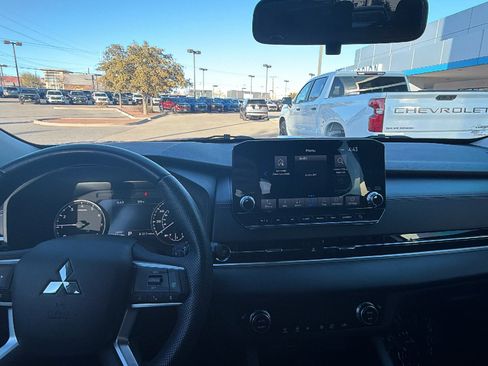 Used 2023 Mitsubishi Outlander SE image 10