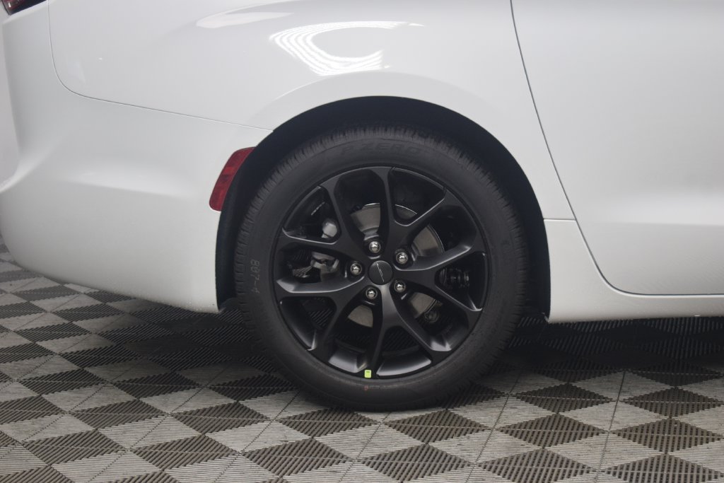 New 2027 Chrysler Pacifica Select FWD image 8