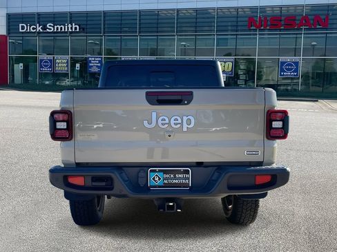 Used 2020 Jeep Gladiator Overland image 5
