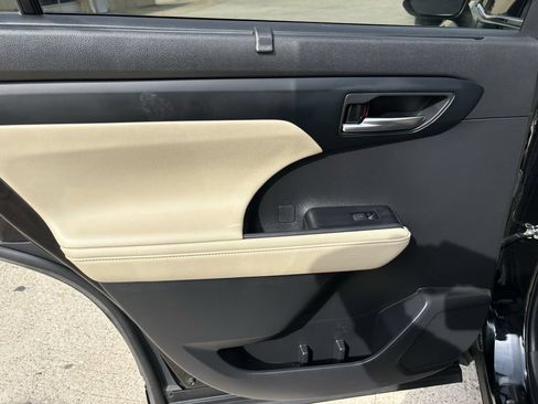 Used 2023 Toyota Highlander XLE FWD image 24