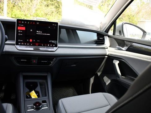 New 2026 Volkswagen Tiguan SE FWD image 18