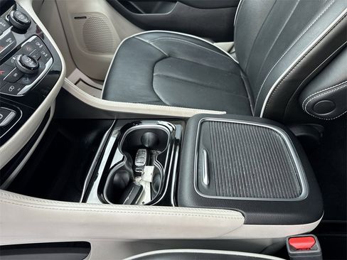Used 2022 Chrysler Pacifica Limited image 21