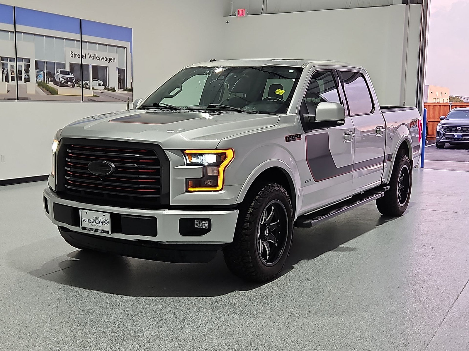 Used 2017 Ford F150 Lariat w/ Equipment Group 502A Luxury AWD/4WD image 4