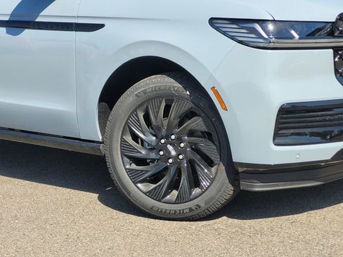 New 2026 Lincoln Navigator Reserve AWD/4WD image 2